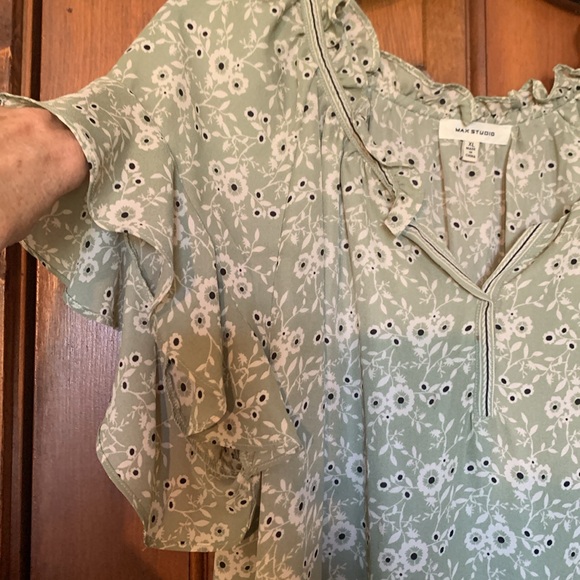 Max Studio sweet ruffled cap sleeve blouse. Sage green/black/off white EUC sz XL - Picture 8 of 10